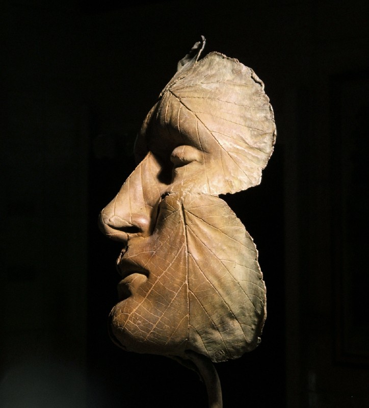 ... she stands on her own casting cup ...                        (Click to enlarge)